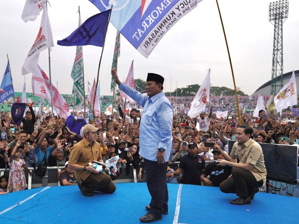 Prabowo steht auf einer Bühne an einer Wahlveranstaltung.