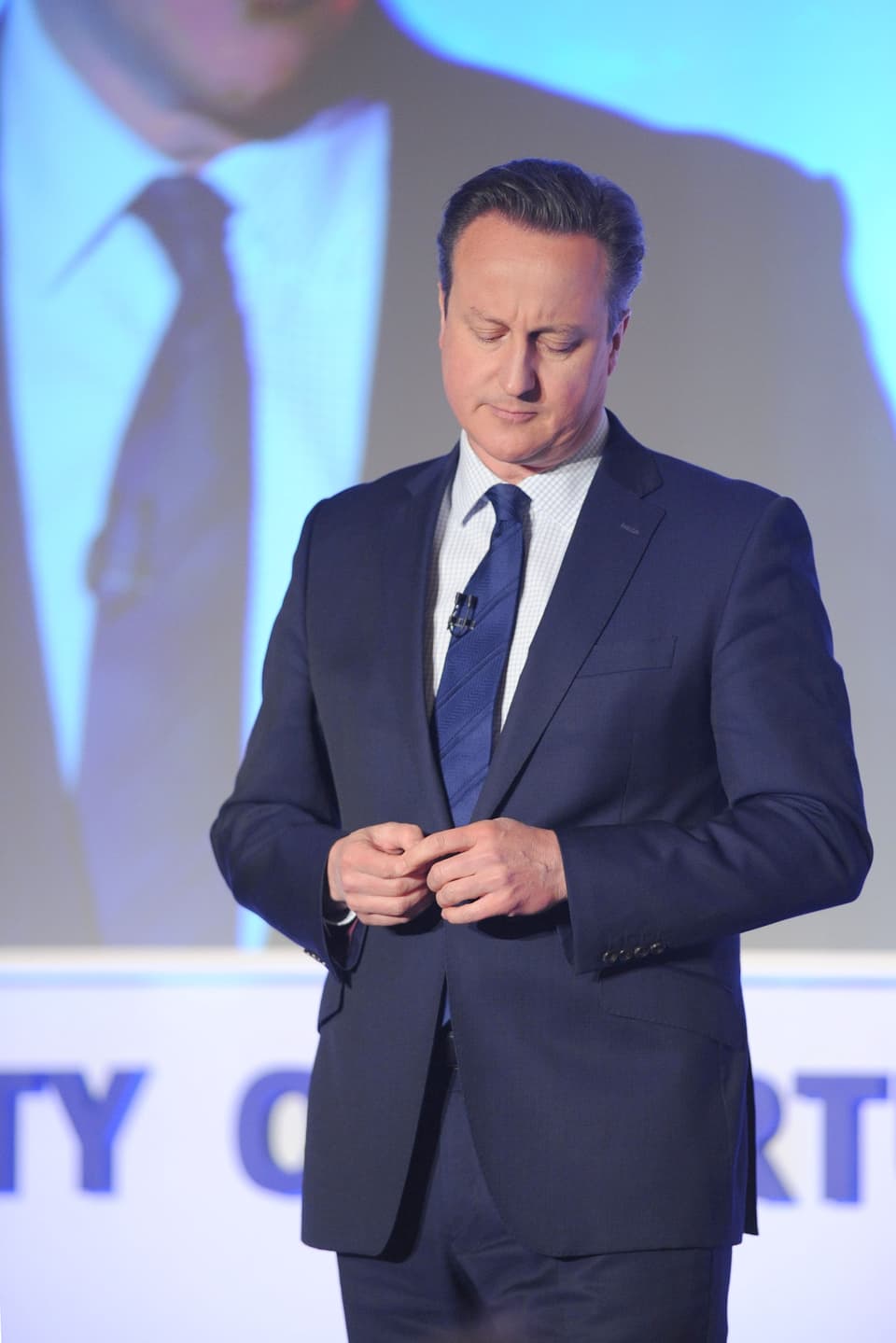 Cameron mit nach unten gesenktem Blick auf dem Podium des Parteitags der Konservativen.