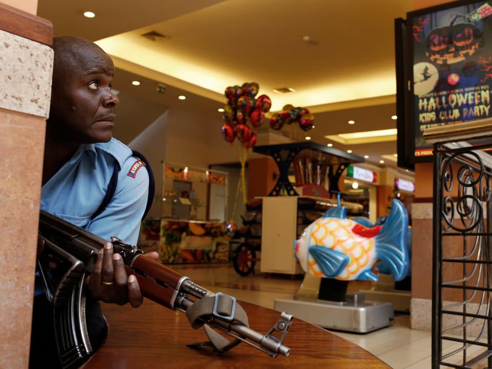 Ein bewaffneter Polizist im Einkaufszentrum.