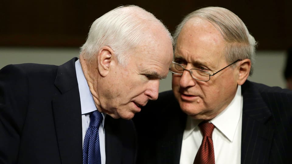 Carl Levin und John McCain tuscheln 