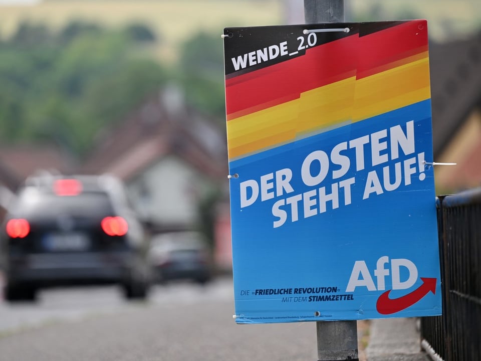 Ein AfD-Wahlplakat hängt an einem Pfosten neben einer Strasse. Darauf steht: «Der Osten steht auf!»