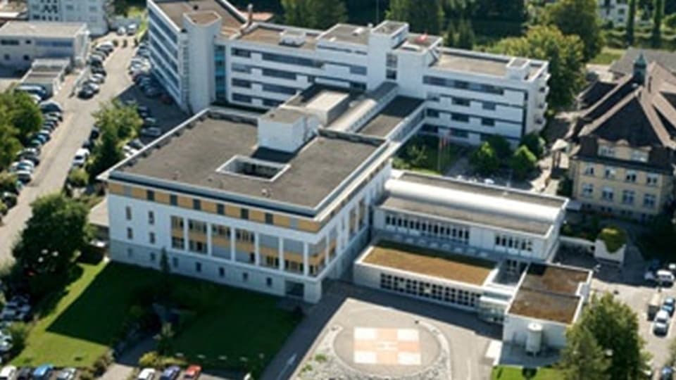 Das Spital Lachen im Kanton Schwyz aus der Vogelperspektive.