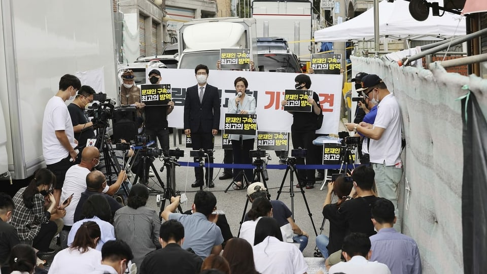 Anwalt des Sarang-Jeil-Pastors Jun Kwang-hun vor Medien