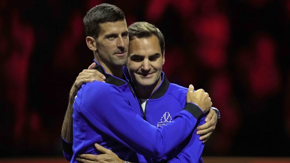 Novak Djokovic und Roger Federer umarmen sich.