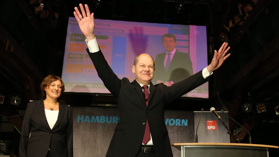 Hamburgs Bürgermeister Olaf Scholz (SPD) jubelt. 