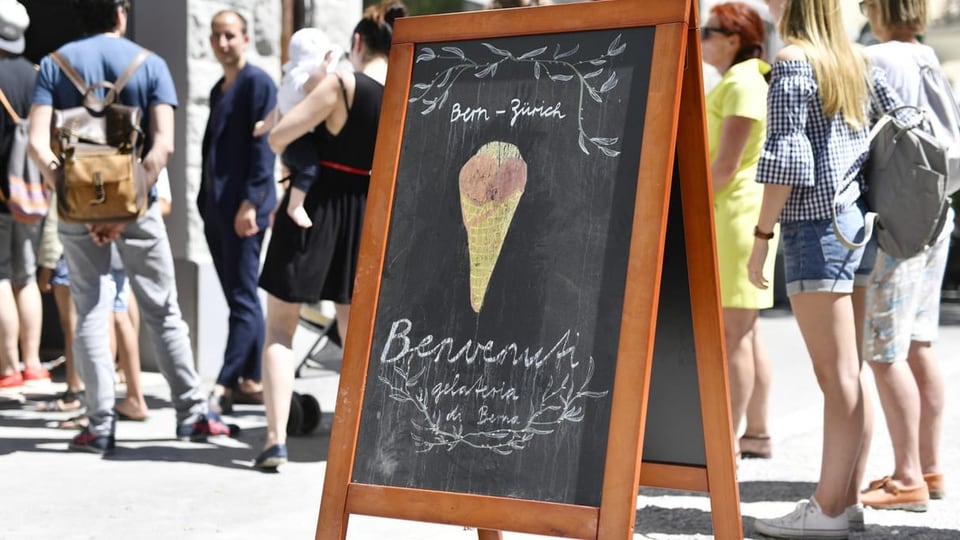 Eine Warteschlange vor einer Zürcher Gelateria