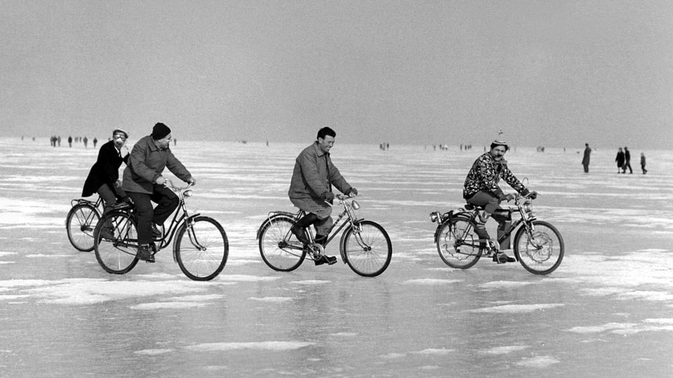 Velofahrer auf dem zugefrorenen Bodensee 