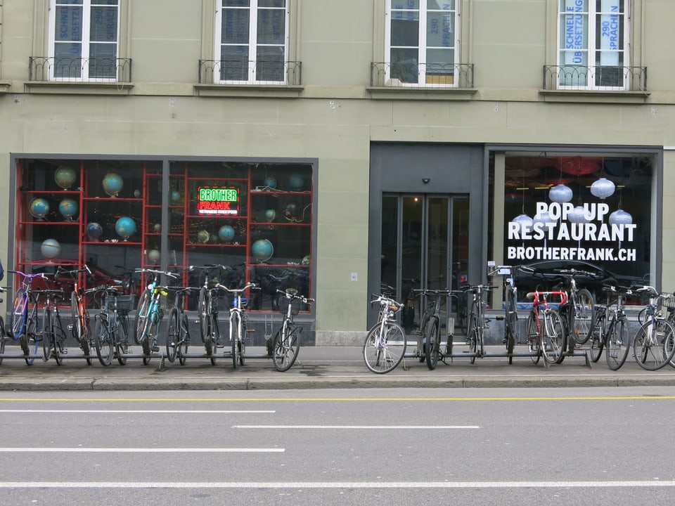 Fahrräder stehen vor dem Schaufenster des vietnamesischen Streetfood Restaurant "Brother Frank" im Berner Bollwerk