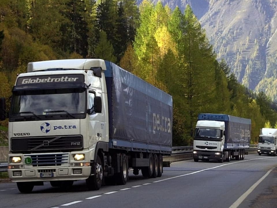 Lastwagen fahren auf der Simplon-Passstrasse
