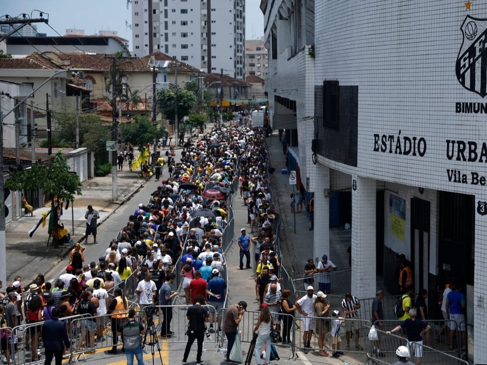 Fans stehen vor dem Stadion in São Paulo in einer langen Schlange.
