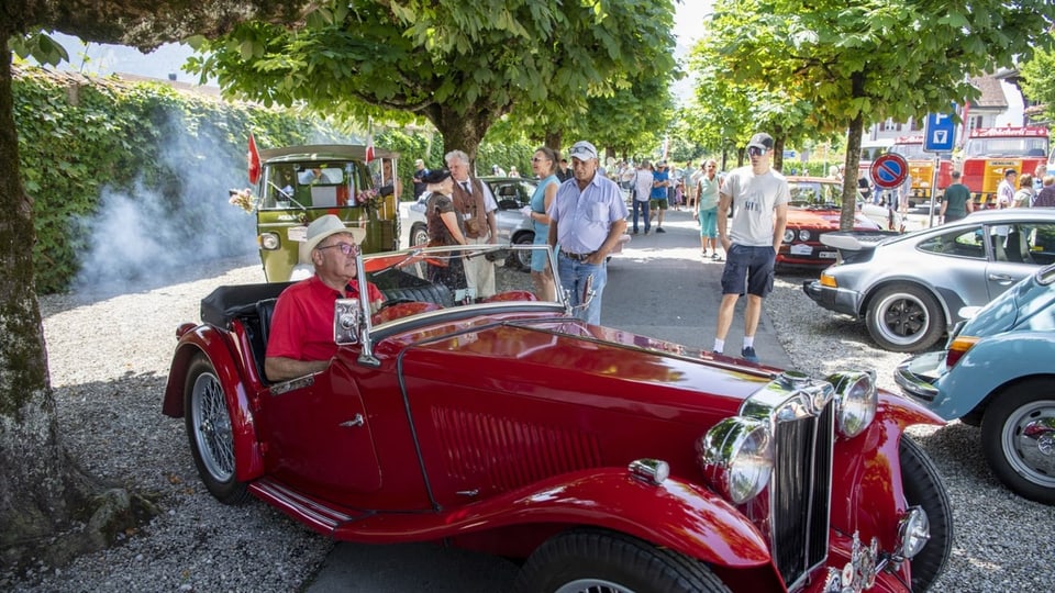 Roter Oldtimer mit Fahrer