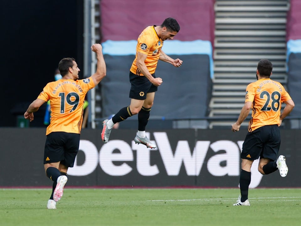 Wolverhamptons Pedro Neto (Mitte) feiert seinen Treffer zum 2:0-Schlussstand gegen West Ham.