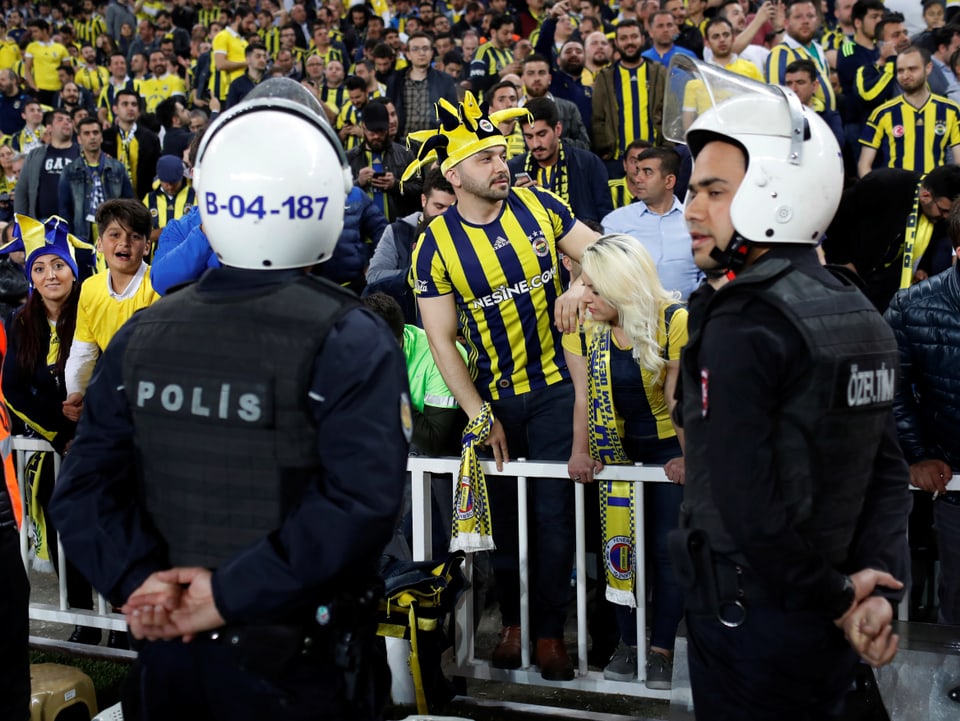 Das Istanbuler Stadtderby im Cup musste abgebrochen werden.