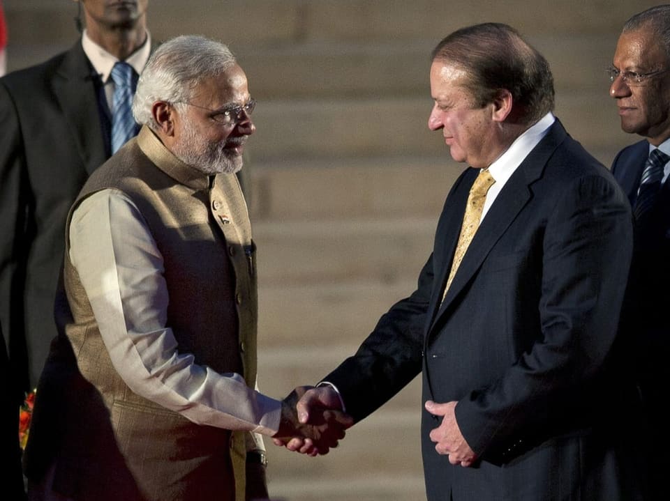 Narendra Modi und Nawaz Sharif schütteln sich die Hände.
