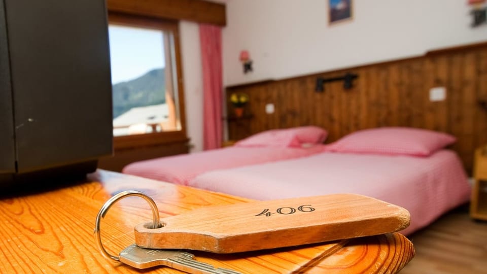 Hotelzimmer mit Schlüsseln auf Tisch
