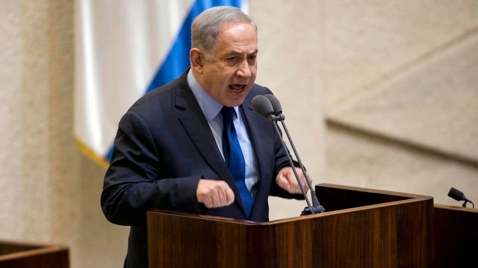 Israels Ministerpräsident Benjamin Netanjahu im Parlament am Rednerpult. 