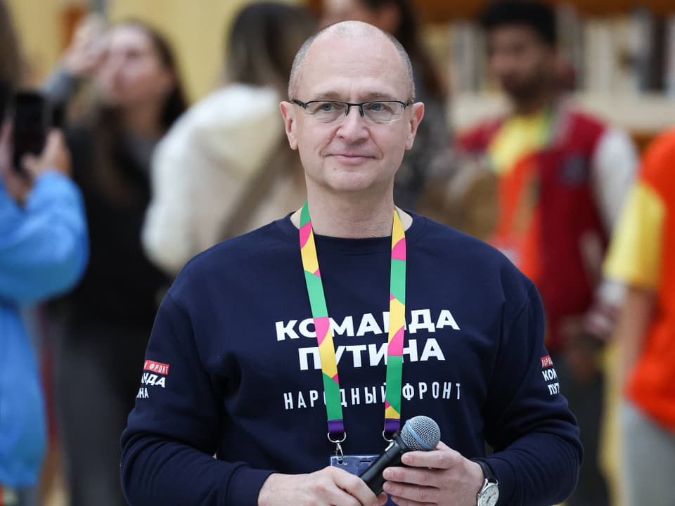 Sergej Kirijenko nimmt an der Eröffnung der Sirius-Bibliothek im Rahmen des Weltjugendfestivals teil.