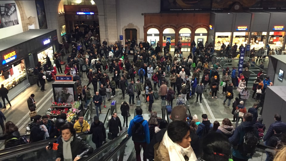 Bahnhofhalle Basel SBB mit vielen Passagieren.