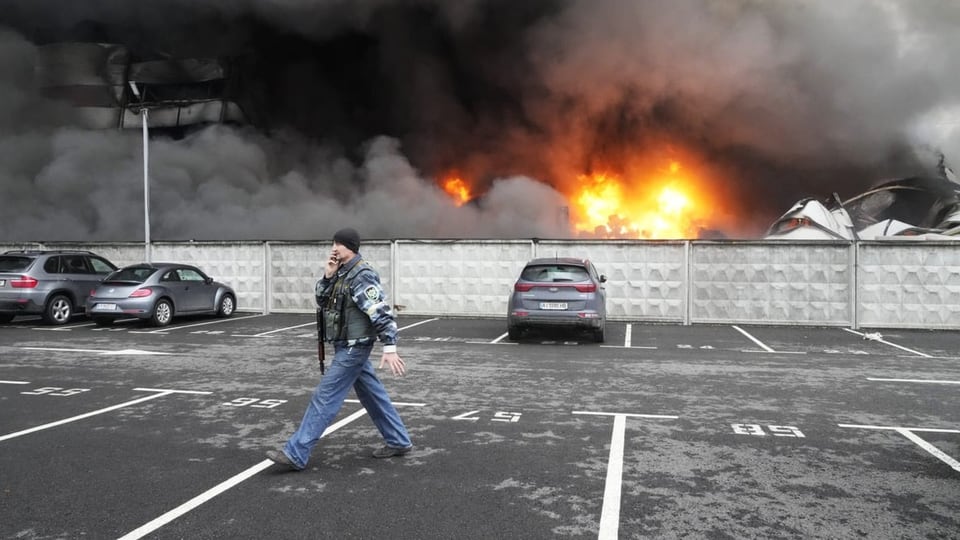 Bomben haben ein Logistikzentrum in Kiew getroffen. Feuer steigt auf.