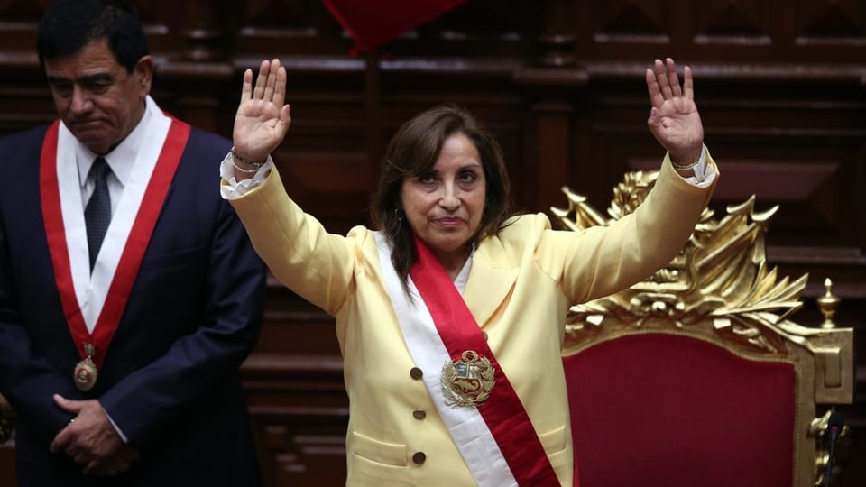 Dina Boluarte dankt den Gesetzgebern nach ihrer Vereidigung im Kongress in Lima. 