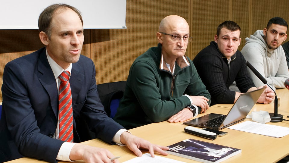 Anwalt Pierre Bayenet, Gewerkschaftssekretär Jamshid Pouranpir und zwei Betroffene bei der Medienkonferenz.