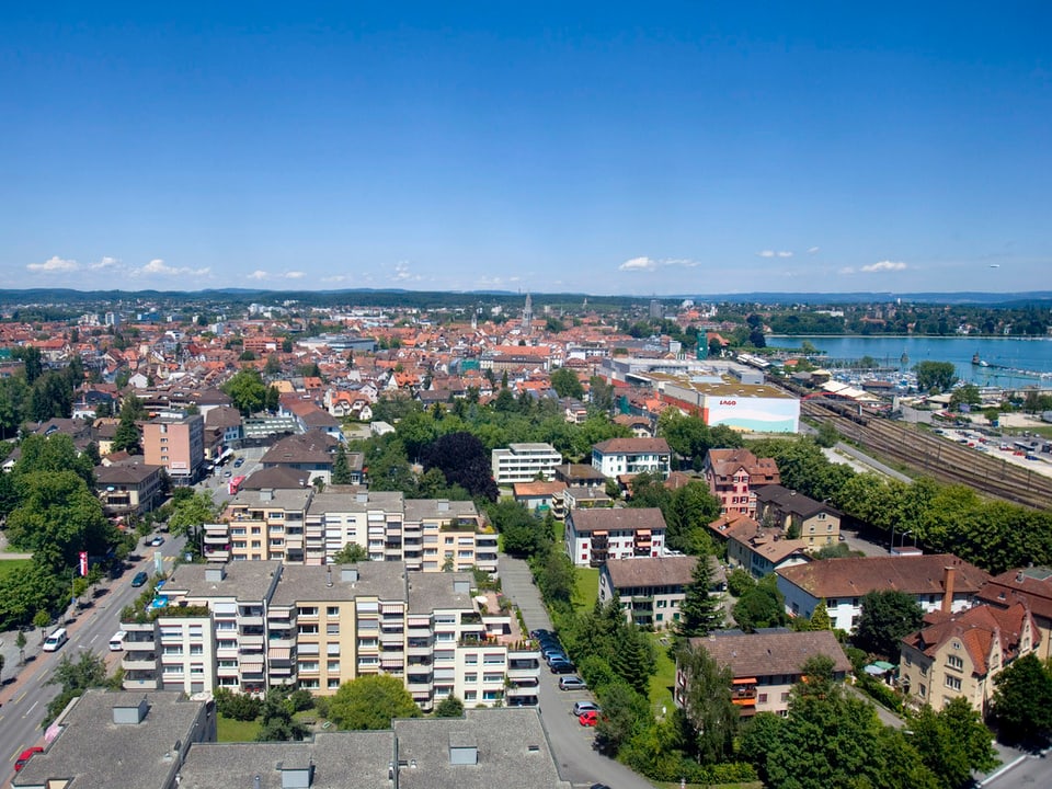 Blick auf Kreuzlingen (TG) und im Hintergrund das deutsche Konstanz. (keystone)