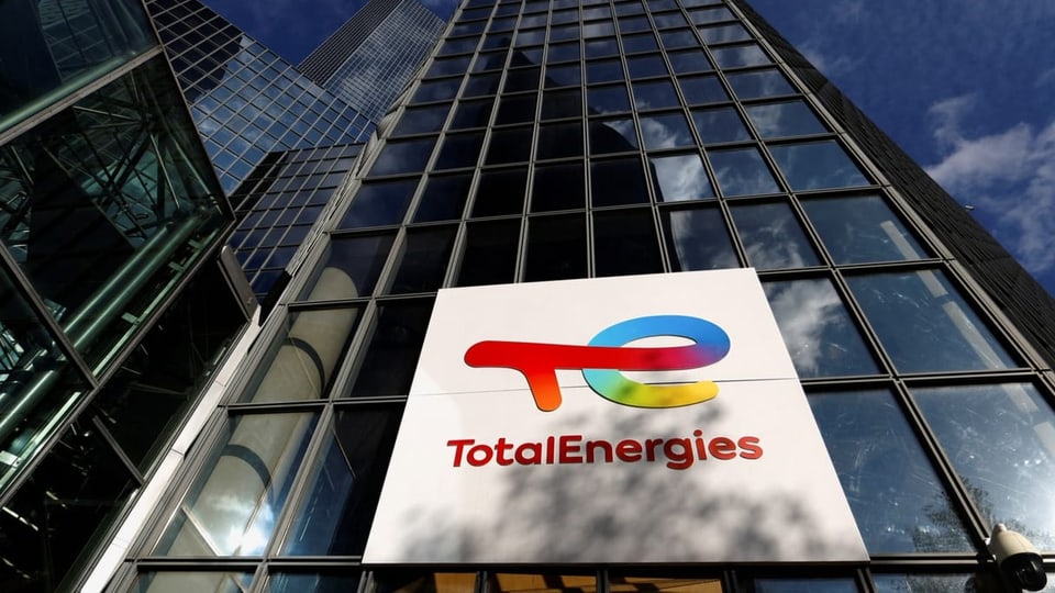 Der Hauptsitz von TotalEnergies. Ein Wolkenkratzer in Paris. Gläserne Wände. Die Sonne scheint.