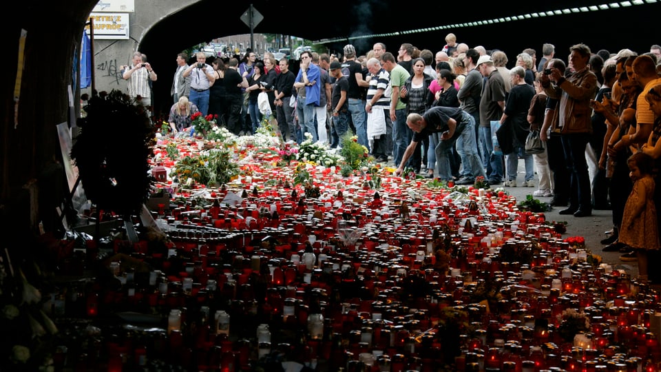 Ein Meer von Kerzen und Blumen und viele Trauerende im Tunnel, wo die Massenpanik ihren Anfang nahm.