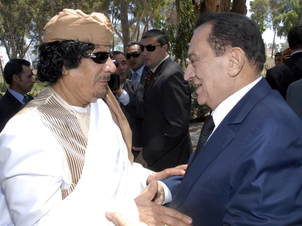Mubarak und Gaddafi reichen einander beide Hände.
