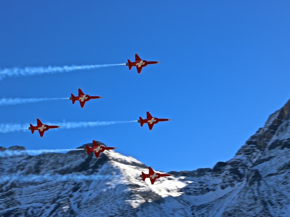 6 rote Tiger-Flugzeuge jagen an den Felswänden vorbei.