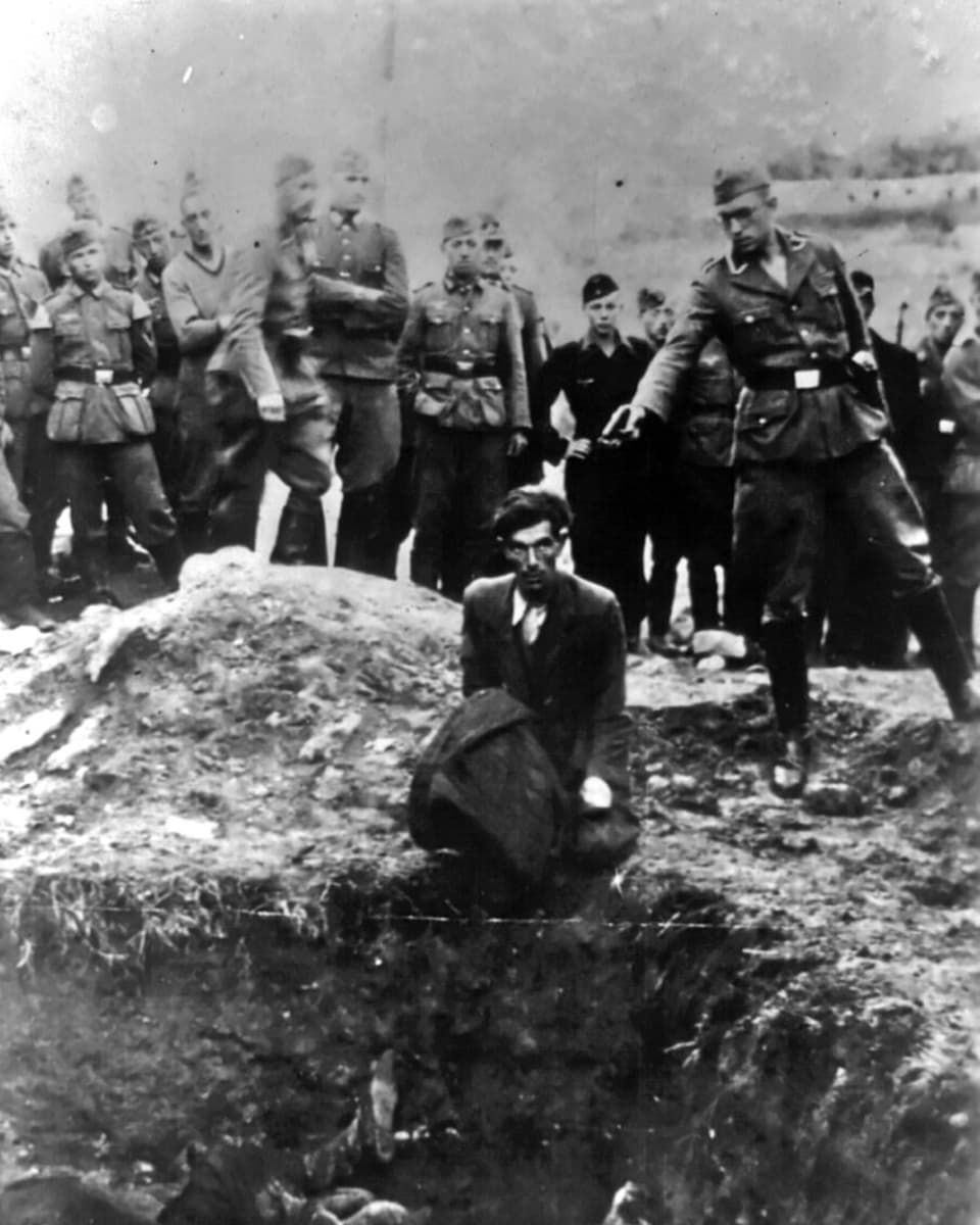 Exekution eines ukrainischen Juden durch einen Soldat des Nationalsozialismus.