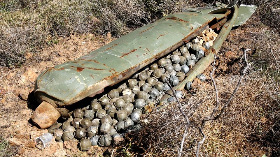 Nicht detonierte Streubombe der israelischen Luftwaffe im Libanon (2006).