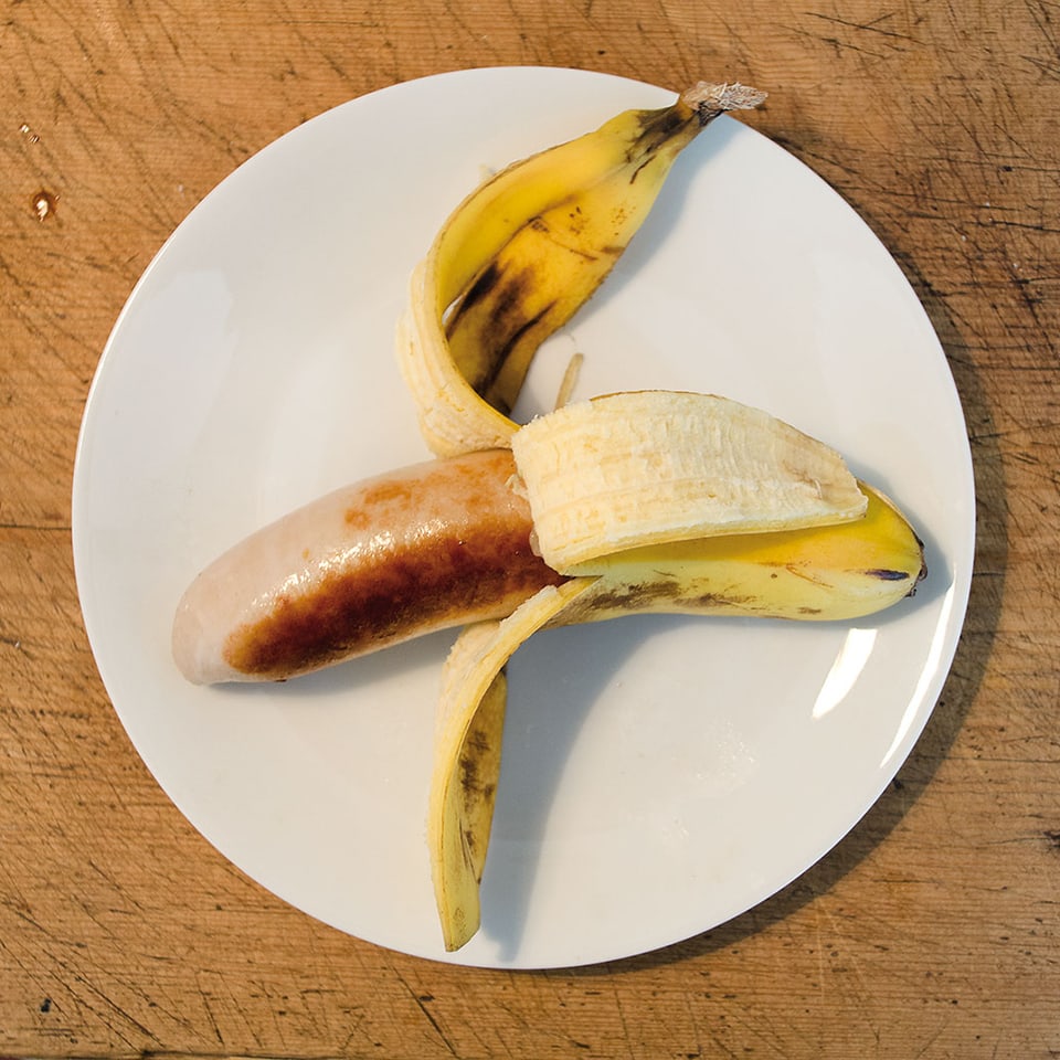 Bananenschale aussen, innen Bratwurst