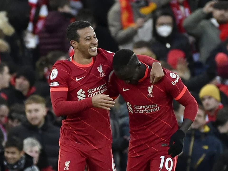 In Feierlaune Liverpool, hier mit Thiago (links) und Sadio Mané, jubelt erneut über vier Tore.