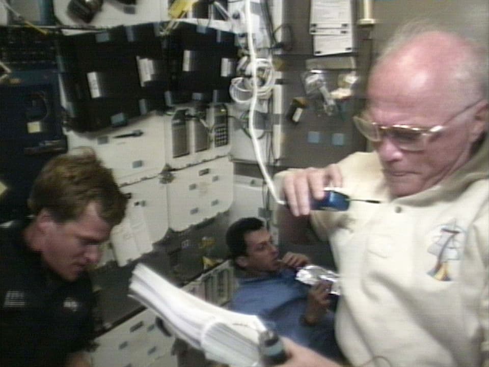 John Glenn (rechts) und zwei andere Astronauten im Space Shuttle «Discovery»