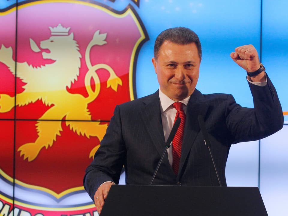 Gruevski steht am Rednerpult und siganlisiert mit erhobener Faust Kampfbereitschaft.