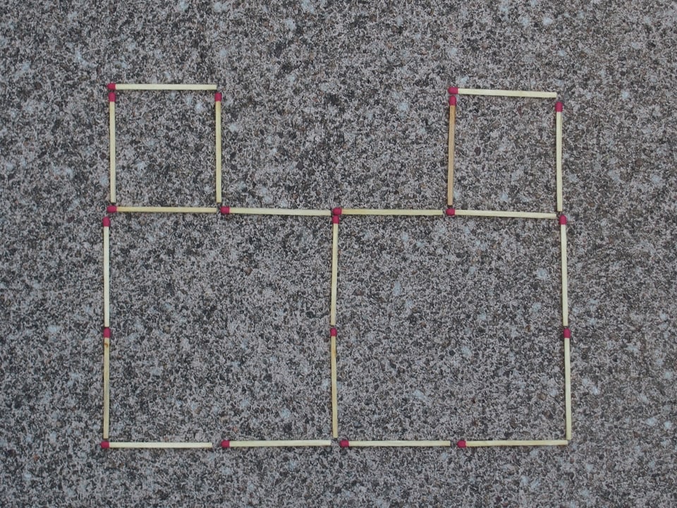 Lösung von Aufgabe drei. Auf dem Gebilde sind vier Quadrate zu sehen.