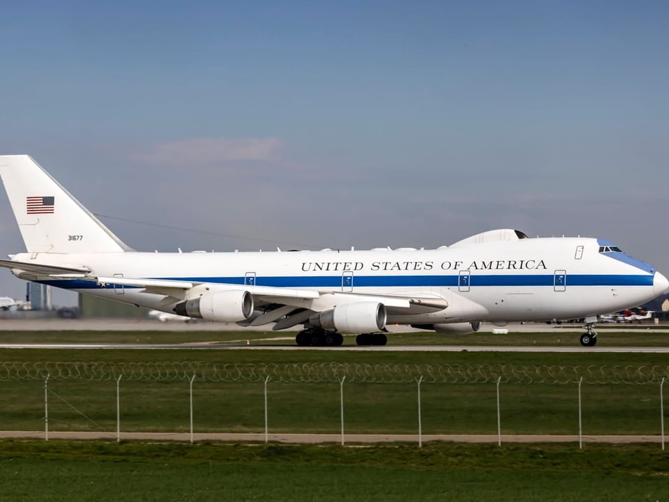 Weisses Flugzeug der United States of America auf einer Landebahn