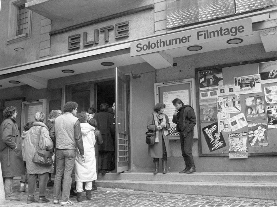 Besucher stehen 1985 vor dem Kino Elite während der Solothurner Filmtage.