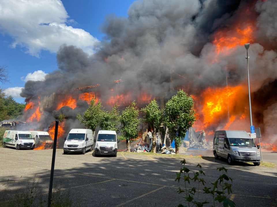 Flammen und abgestellte Fahrzeuge