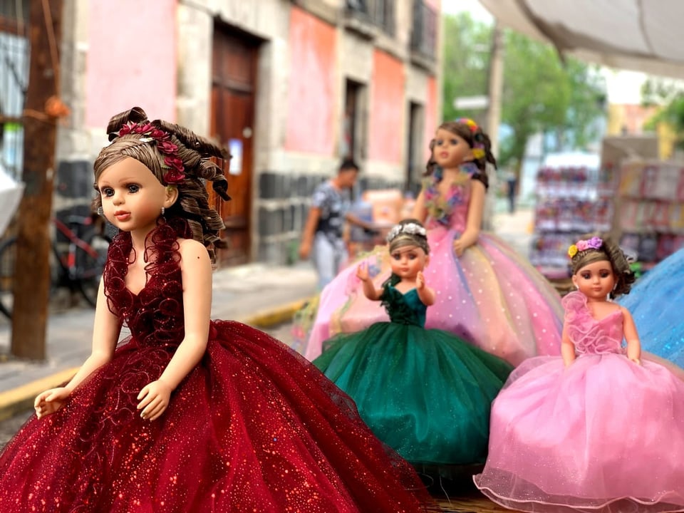 Dolls at a market stall in front of Casa Xochiquetzal.