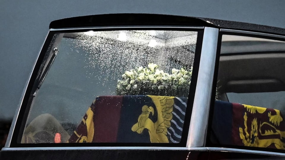 Der Sarg von Queen Elizabeth II, geschmückt mit weissen Blumen, in dem Leichenwagen. 