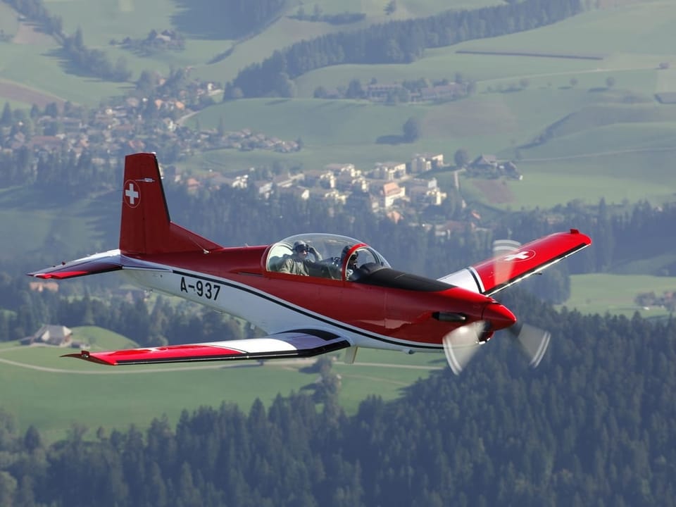 Trainingsflugzeug Pilatus PC-7 der Schweizer Luftwaffe mit rot-weisser Bemalung
