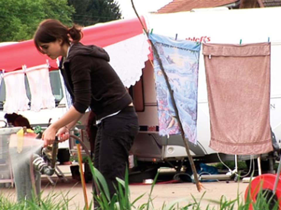 Jenische Frau bei der «Hausarbeit» auf dem Standplatz, 2009.