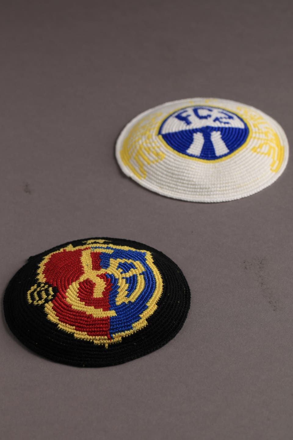 Zwei Kippas, eine mit dem Emblemen des FC Basel, eine mit jenem des FC Zürich.