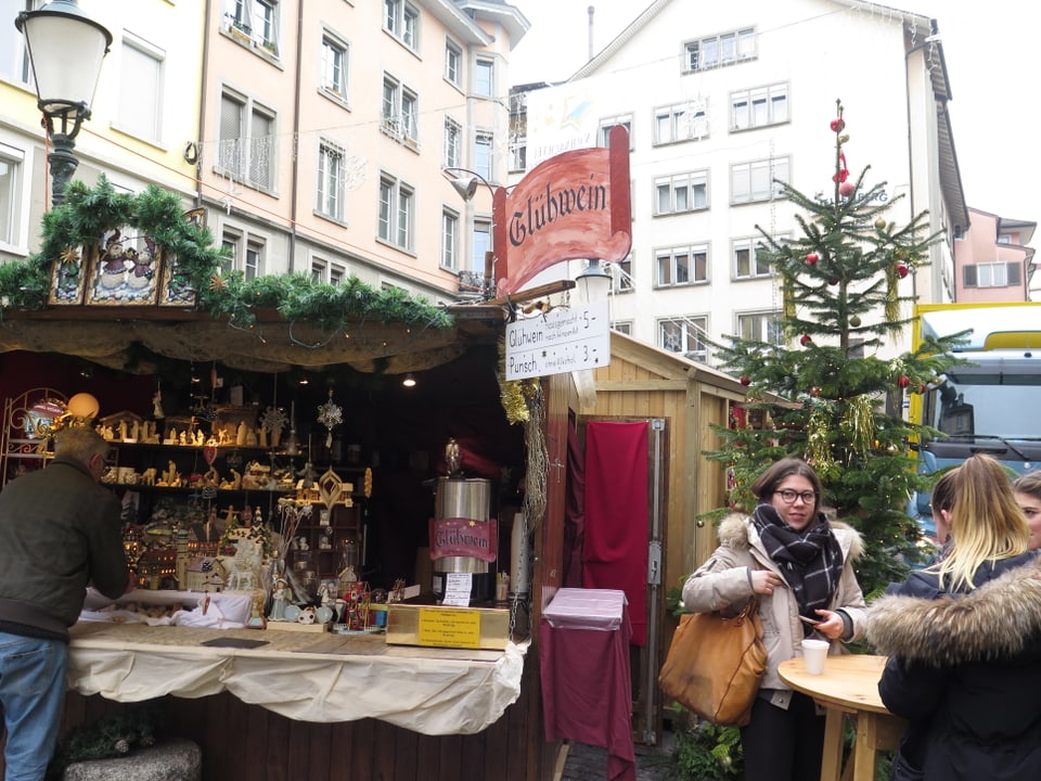 Ein Glühweinstand am Weihnachtsmarkt im Zürcher Niederdorf