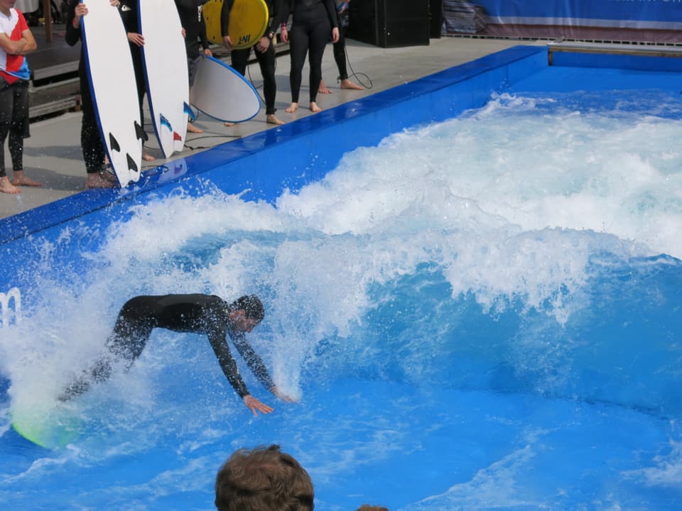 Ein Surfer fällt ins Wasser