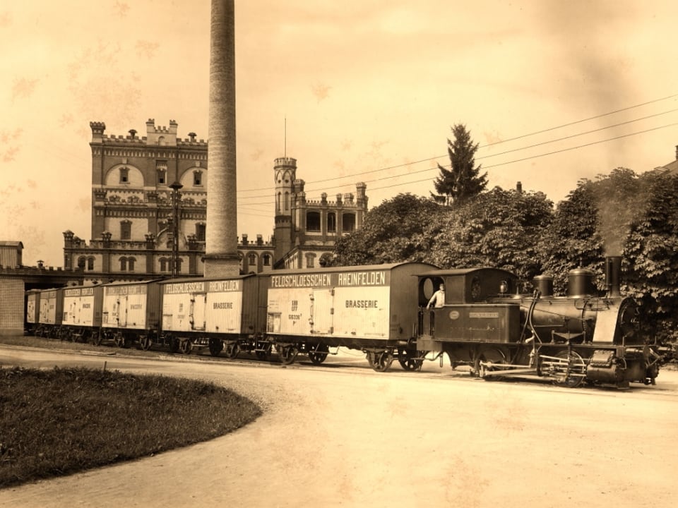 Schwarzweiss Fotografie von Zug, Schloss im Hintergrund.