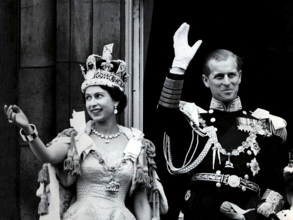 Queen Elizabeth II. und Prinz Philip winken bei der Krönung der Queen.