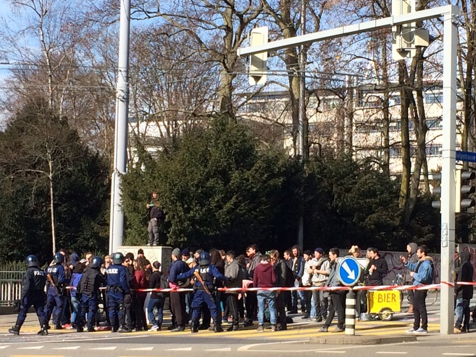 Demonstranten und Polizisten.